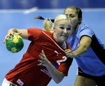 lammetæv. Danmarks Trine Troelsen river sig løs af Paula Basaistegui i kampen mod Uruguay. 