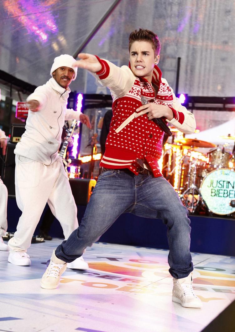 Pengemaskine. »Når man hører noget som aktuelle Justin Bieber pibe sig ind under misteltenen, lugter det mere af spekulation end af sprøde klejner«, mener Politikens anmelder, Simon Lund. 