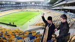 klar? En præst velsigner et nyåbnet stadion i Lviv i Ukraine i november. Lviv bliver en af de fire EM-byer i Ukraine. 