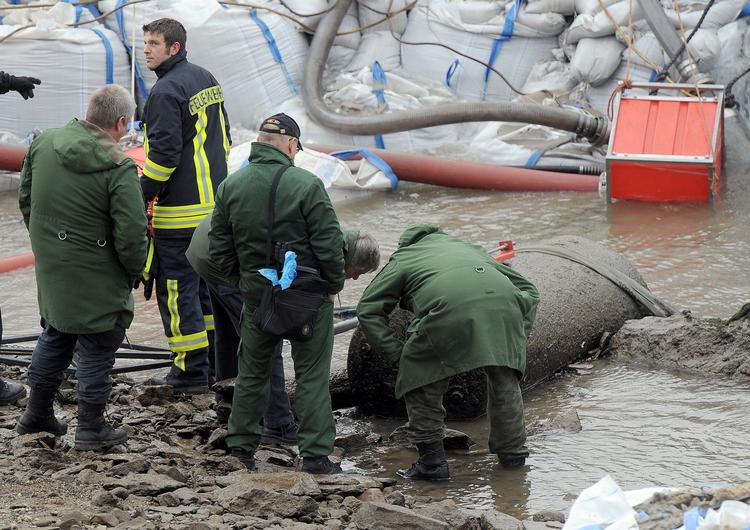Desarmering. Siden lørdag har tyske bombeeksperter forsøgt at uskadeliggøre to kæmpe bomber fra Anden Verdenskrig. 