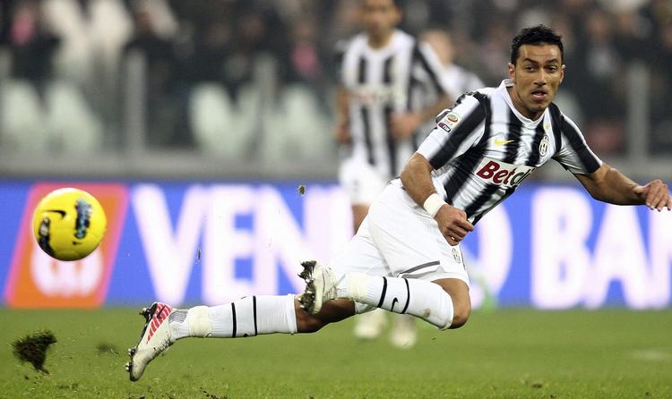 førsteplads. Juventus-angriber Fabio Quagliarella header mod mål i kampen mod Cesena. 