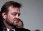 Kildebeskyttelse. Viser det sig, at spindoktor Peter Arnfeldt har lækket Helle Thornings skattesag til både Ekstra Bladet og B.T., vil det være en medieskandale af dimensioner, mener forskningschef Roger Buch. 