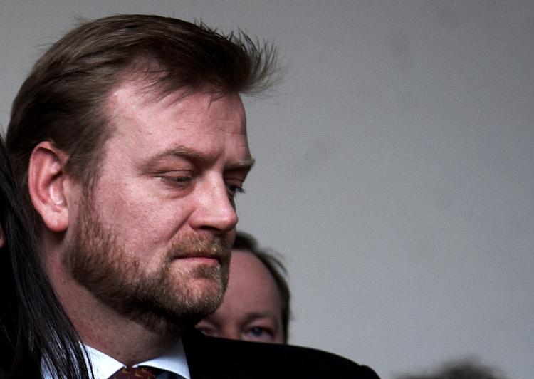 Kildebeskyttelse. Viser det sig, at spindoktor Peter Arnfeldt har lækket Helle Thornings skattesag til både Ekstra Bladet og B.T., vil det være en medieskandale af dimensioner, mener forskningschef Roger Buch. 