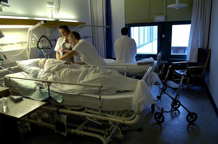 Sengeplads. Kommunerne får en større rolle at spille, når flere kroniske patienter fremover skal behandles hjemme. Hovedårsagen er, at der bliver færre og færre sengepladser på landets sygehuse. Her er vi på Esbjerg Sygehus. 