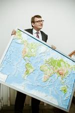 timeout. Den tidligere skatteminister, der nægter at have fået sin spindoktor Peter Arnfeldt til at lække fortolige forhold om Helle Thorning Schmidts skatteforhold i 2010, tager orlov fra Folketinget. 