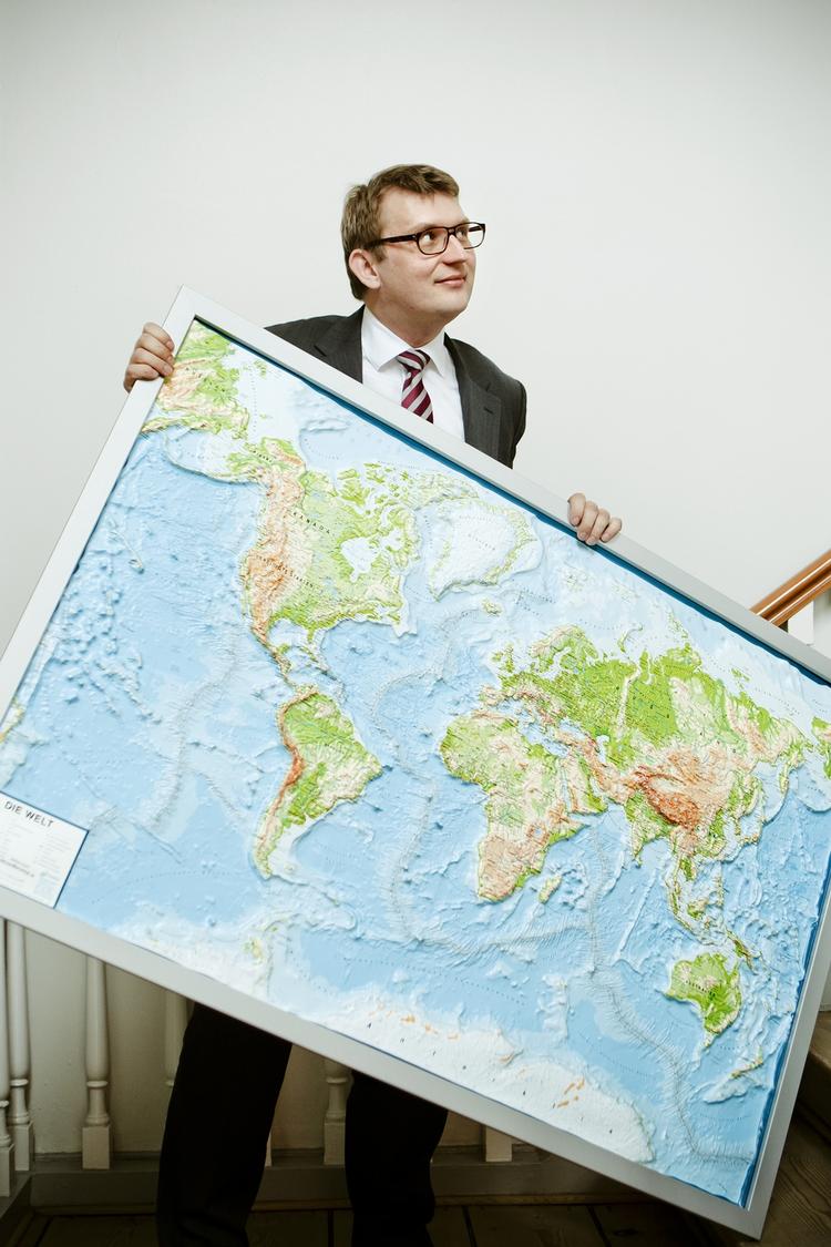 timeout. Den tidligere skatteminister, der nægter at have fået sin spindoktor Peter Arnfeldt til at lække fortolige forhold om Helle Thorning Schmidts skatteforhold i 2010, tager orlov fra Folketinget. 