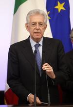 forgangsmand. Italiens nye premierminister præsenterede her til aften dele af den pakke, der skal nedbringe statens budgetunderskud og atter sætte sving i den italienske økonomi. Monti selv går forrest. 