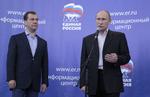 Vælgerlussing. Russiske vælgere har tildelt premierminister Vladimir Putin (th.) og hans regeringsparti Forenet Rusland en markant politisk begmand ved søndagens parlamentsvalg i Rusland. 