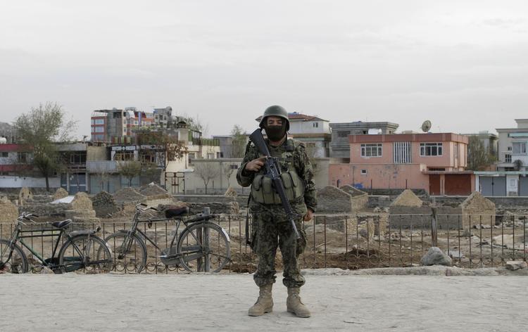 Vagtsom. En afghansk soldat på vagt i Kabul. I 2014 skal den sidste danske kampsoldat være ude af Afghanistan, og så skal afghanerne selv stå for sikkerheden. 