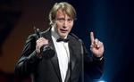 Triumf. Mads Mikkelsen lagde ikke skjul på, at han var både glad og beæret over at modtage en ærespris, selv om han måtte modtage den i en regn af kærligt-syrlige bemærkninger fra Stellan Skarsgård. 