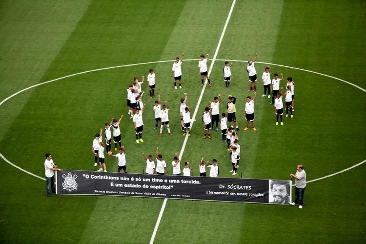 æresbevisning. Unge Corinthians-fans former tallet 8, som Socrates spillede med i sin aktive karriere for klubben. Corinthians vandt mesterskabet med uafgjort mod Palmeiras. 