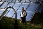 Klimahelt. Søren Hermansen fra Energiakademiet på Samsø er udnævnt til en af 'miljøets helte' i Time Magazine. Her er han fotograferet ved solfangere i Nordby. 