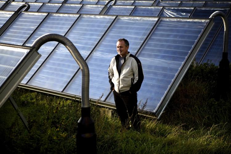 Klimahelt. Søren Hermansen fra Energiakademiet på Samsø er udnævnt til en af 'miljøets helte' i Time Magazine. Her er han fotograferet ved solfangere i Nordby. 