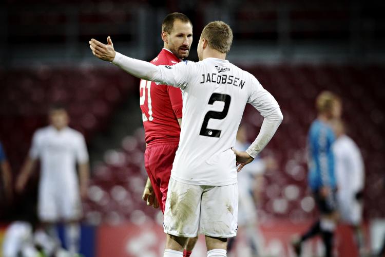kritik. FCK's Johan Wiland (tv) og Lars Jacobsen er frustrerede efter kampen mod AGF, hvor mestrene kun fik et enkelt point i Parken. 