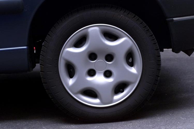 TEST. Pas godt på, hvis du stadig kører rundt på sommerdæk. De klarer sig nemlig markant dårligere på glatte veje. (Arkivfoto) 