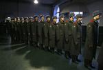 stemmekø. Russiske soldater venter på at komme til at stemme. Blandt de tricks, som nævnes i forbindelse med det russiske valg, er blandt andet summariske tvangsafstemninger blandt værnepligtige og statsansatte. 