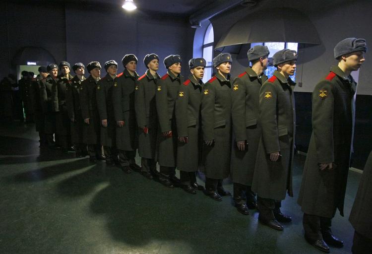 stemmekø. Russiske soldater venter på at komme til at stemme. Blandt de tricks, som nævnes i forbindelse med det russiske valg, er blandt andet summariske tvangsafstemninger blandt værnepligtige og statsansatte. 