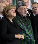 Topmøde. Angela Merkel og Hamid Karzai ved den store Afghanistan-konference i dag i Bonn. 