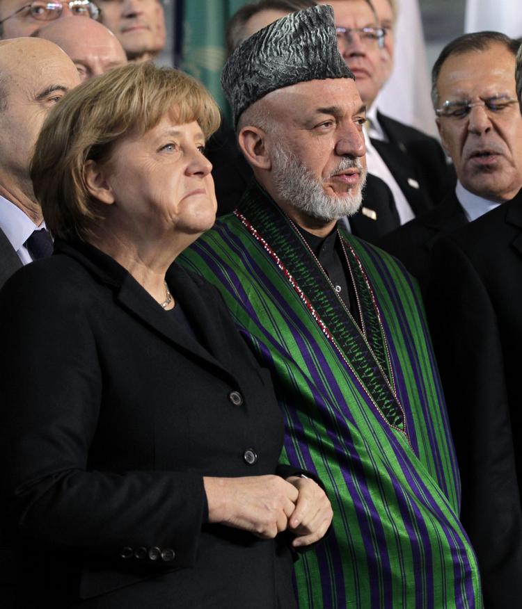 Topmøde. Angela Merkel og Hamid Karzai ved den store Afghanistan-konference i dag i Bonn. 
