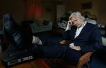 anklaget. En fodlænke om benet på Julian Assange vidner om, at han sidder i husarrest i Storbritannien og kræves udleveret til Sverige. 