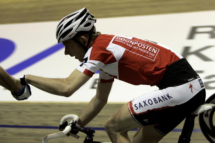 solidarisk. Michael Mørkøv hives frem af makkeren Alex Rasmussen, som står over for en dopingkarantæne. 