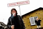 International. Johnny Madsens nyeste album er inspireret af en tur til USA. Pladen er til gengæld indspillet i Paris. Her ses den legendariske sangskriver i fødebyen Thyborøn, hvor han har fået en vej opkaldt efter sig. 