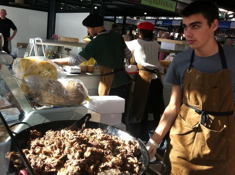 Mundfuld. Folk står i ganske lange køer på selv almindelige dage for at købe en sandwich med confit de canard, hvilket dækker over andelår henkogt i fedt med krydderier. 