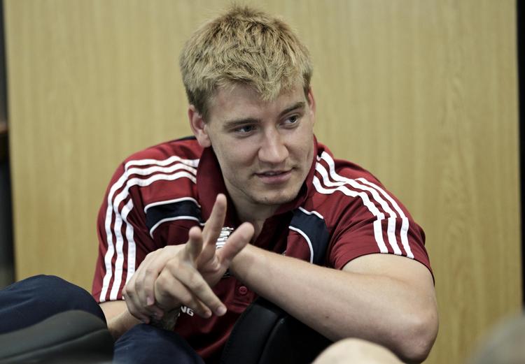 respektløst. Sagen om Nicklas Bendtners slagsmål med en hotelgæst efter Sverigeskampen har knapt lagt sig, før den unge dansker igen er kommet i medierne med en kedelig sag. 