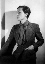 Mamma. Yvonne Hirdman skriver historien om sin mor så åbent, at de metodiske overvejelser og erkendelser bliver synlige undervejs. Her Charlotte Hirdman, Paris 1938 (foto fra bogen). 