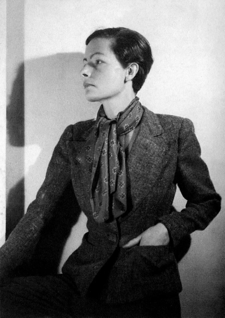 Mamma. Yvonne Hirdman skriver historien om sin mor så åbent, at de metodiske overvejelser og erkendelser bliver synlige undervejs. Her Charlotte Hirdman, Paris 1938 (foto fra bogen). 