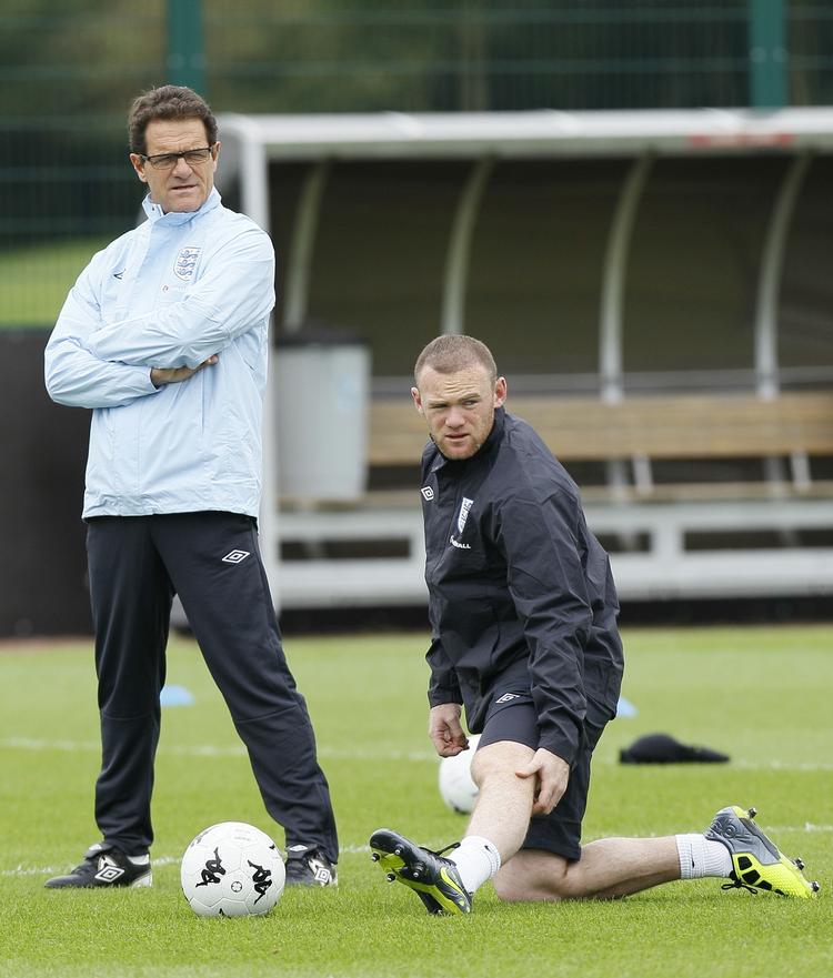 karantæne. Englands landstræner Fabio Capello (tv) holder øje med Wayne Rooneys opvarmning før kampen mod Bulgarien 30. august. 