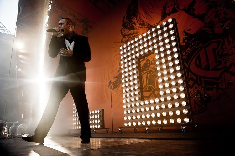 Intimtour. L.O.C.'s koncert på årets Roskilde Festival fik seks stjerner i Politiken. Nu tager den succesfulde rapper på en mindre turné rundt i landet. 