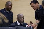 Skyldig? I dag var ekspræsident Laurent Gbagbo (i midten) til første høring i Domstolen i Haag. 
