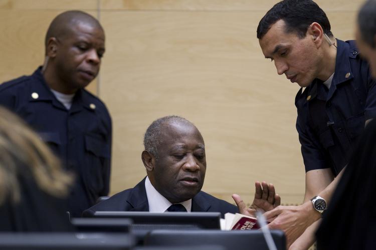 Skyldig? I dag var ekspræsident Laurent Gbagbo (i midten) til første høring i Domstolen i Haag. 