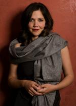 Gyllenhaal. Debuterede 1992 i 'Waterland', der som hendes fem næste film var instrueret af hendes far, Stephen Gyllenhaal. Spillede derefter i 'Donnie Darko' (2001) over for lillebror Jake Gyllenhaal. Hendes vigtigste film er 'Secretary' (2002), 'Orkidétyven' (2002), 'Sherrybaby' (2007), 'The Dark Knight' (2008) og 'Crazy Heart' (2009), hvor hun blev oscarnomineret. 