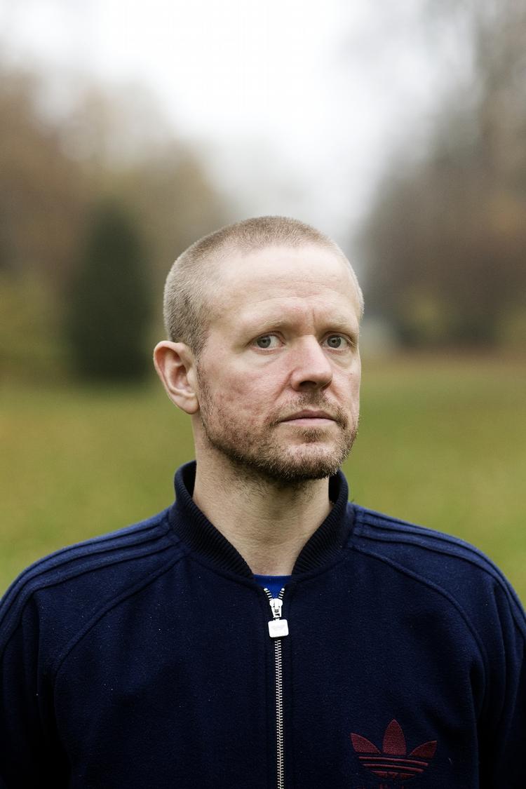 Comeback 'Anden' er først i september næste år aktuel med sit nye one-man-show. Alligevel er han allerede nu ude med riven i medierne. 