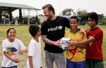 Ambassadør. I sidste uge var Beckham på træningsbanen med tidligere gadebørn på Filippinerne. 