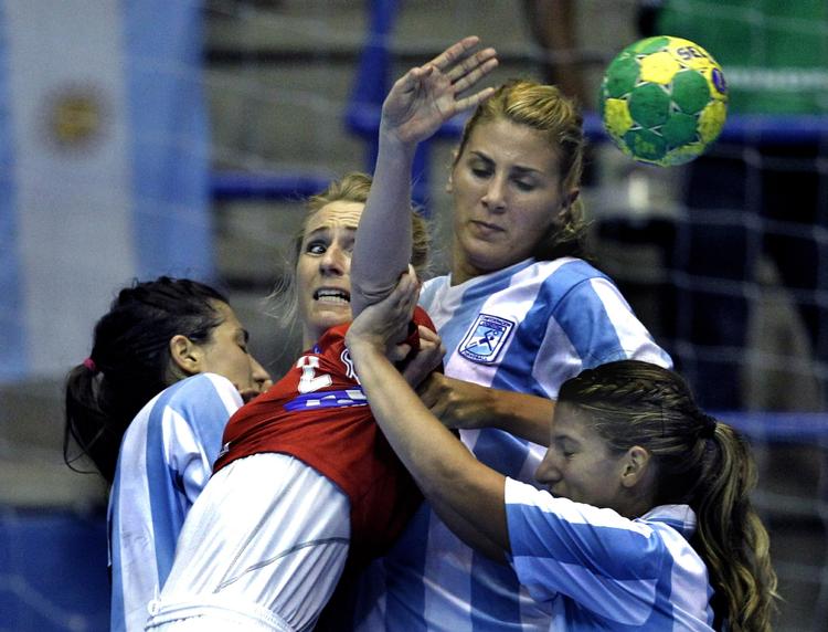 Velkommen. Mette Melgaard i klemme mellem et par argentinere. 