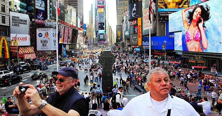 FLUEPAPIR. Hvert år strømmer næsten 40 millioner turister til Times Square i New York. 
