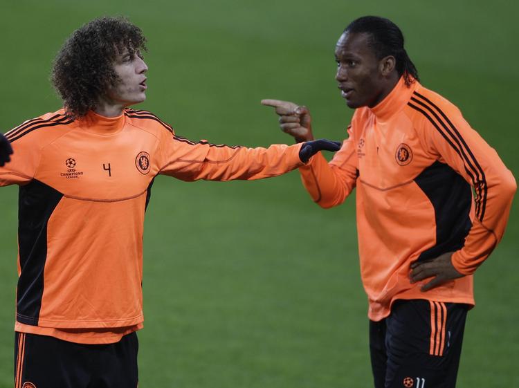 Problemer. Didier Drogba (t.h.) erkender, at der er pres på Chelsea inden mødet med Valencia, mens eksperten Morten Bruun har udpeget David Luiz (t.v.) som Chelseas svageste led. 