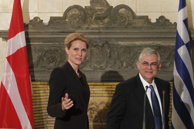Besøgsven. Helle Thorning-Schmidt på besøg hos sin græske kollega, Lucas Papademos, i Athen i går. På sin lyntur besøgte den danske statsminister også Rumænien og Bulgarien. 
