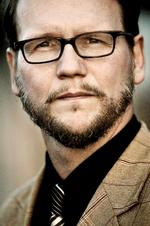 Splejser. Islandske Sjón Birger Sigurdsson skriver i en tætvævet stil, hvor de forskellige lag kan finde på at skifte plads.