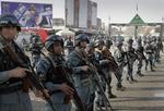Vagt. Afghanske betjente står vagt ved det shiamuslimske tempel i Kabul, der blev ramt af en af terrorbomberne. 