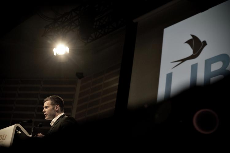 Dyster. Joachim B. Olsen (LA) er bekymret for det danske samfund, så længe regeringen har ansvaret for beskæftigelsen. 