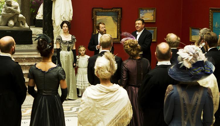 Velkommen! De dybrøde vægge i Ragnaroksalen danner ramme om den scene, der introducerer Birgitte Hjort Sørensen og Søren Sætter-Lassen som fru og hr. Krøyer. Der er skagensmalerens første københavnske fernisering i 1902, vi er vidne til. »En af årets store begivenheder«, siger overretssagfører Viggo Lachmann (Tommy Kenter) i sin tale til det overdådige arrangement. Dagens optagelse udgør produktionens største udstyrsstykke med godt 50 statister. 