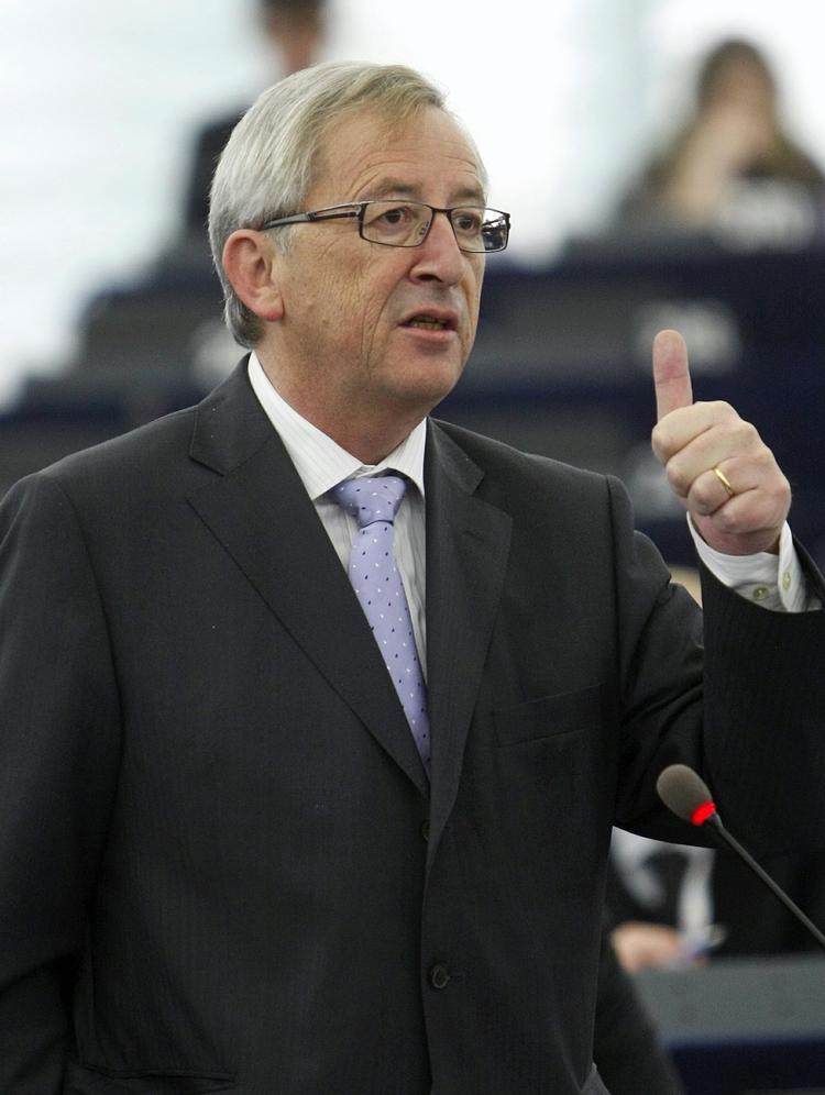 vred. Jean-Claude Juncker kalder Standard &amp; Poor's trussel om at nedgradere eurolandenes kreditværdighed for »en unfair og komplet overdreven beslutning«. 