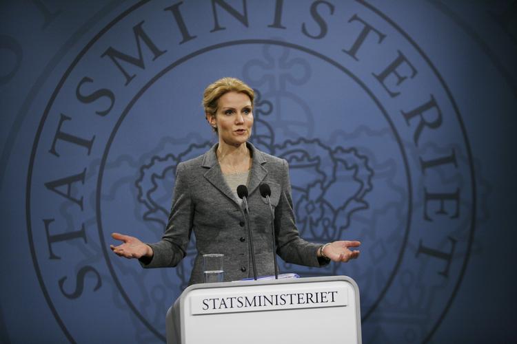 Nej. Statsministeren afviser at regulere på reglerne for spindoktorers ageren. Men de gældende regler skal følges, understreger hun. 
