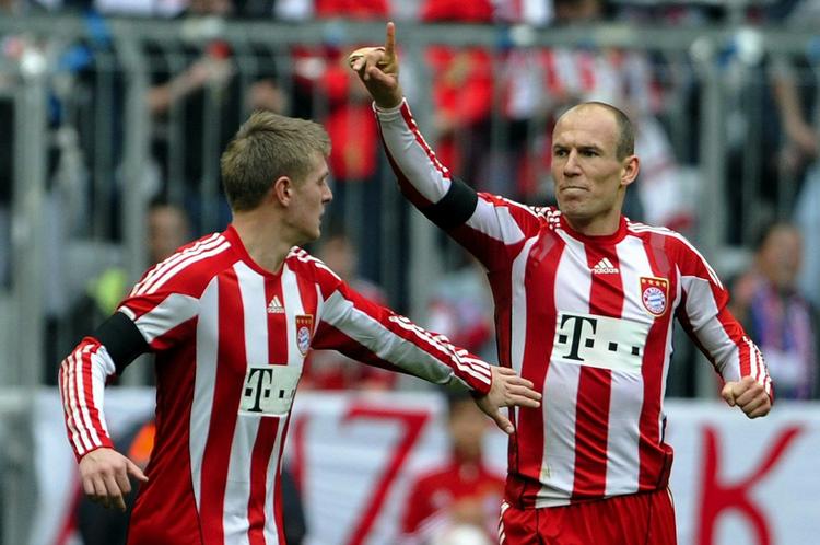 Duo. Arjen Robben (t.h.) scorede to gange på straffespark i lørdags mod Bremen, hvor Kroos (t.v.) fik et gult kort. 