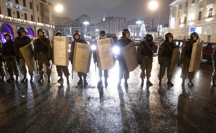 Kampklar. Betjente arresterede omkring 300 demonstranter i Moskva i går, da vrede russere gik på gaden i protest mod resultatet af parlamentsvalget, som de mener var præget af svindel. 