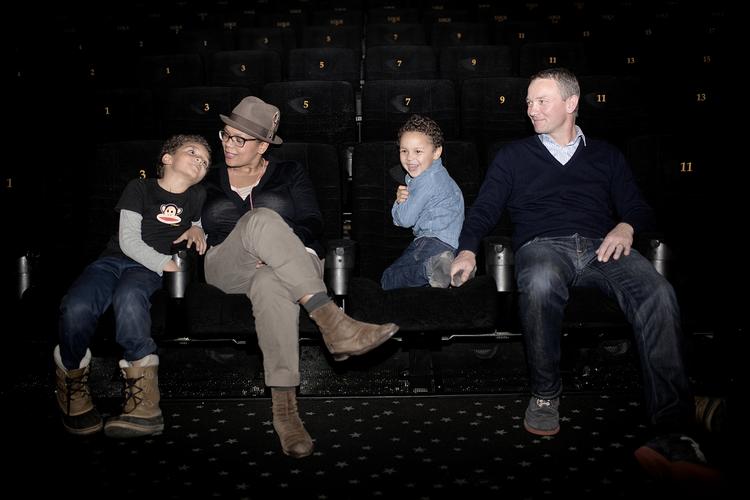 Hygge. Familien på fire har valgt at planlægge julen, så der er tid til at slappe af med film juleaftensdag. 
